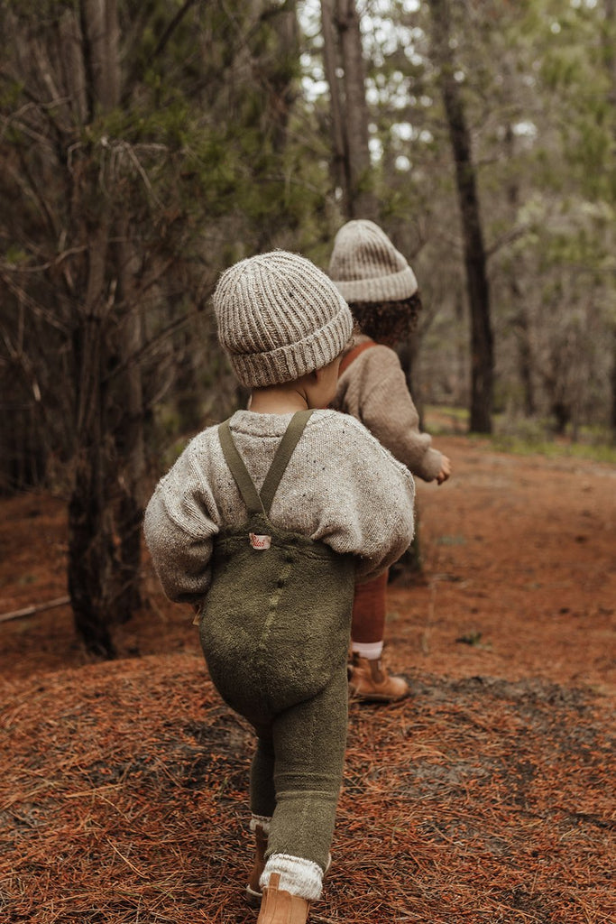 US stockist of Silly Silas' gender neutral, footless Teddy tights in Olive.  Made from 100% okeo tex cotton with retro braces.