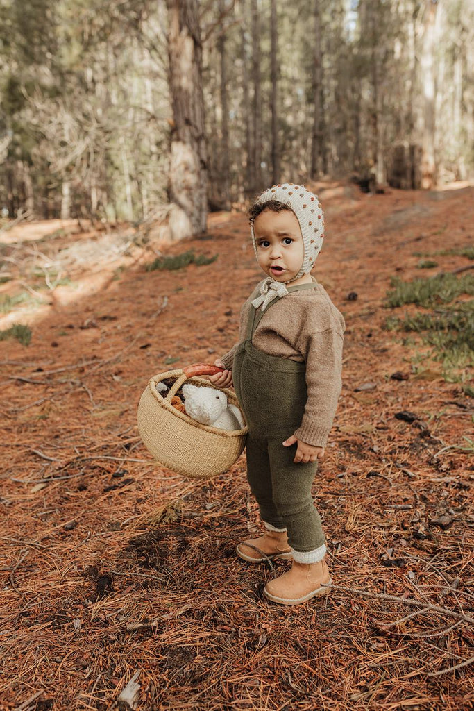 US stockist of Silly Silas' gender neutral, footless Teddy tights in Olive.  Made from 100% okeo tex cotton with retro braces.