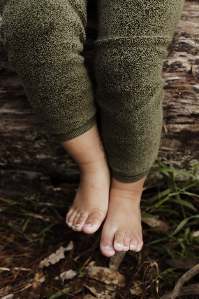 US stockist of Silly Silas' gender neutral, footless Teddy tights in Olive.  Made from 100% okeo tex cotton with retro braces.