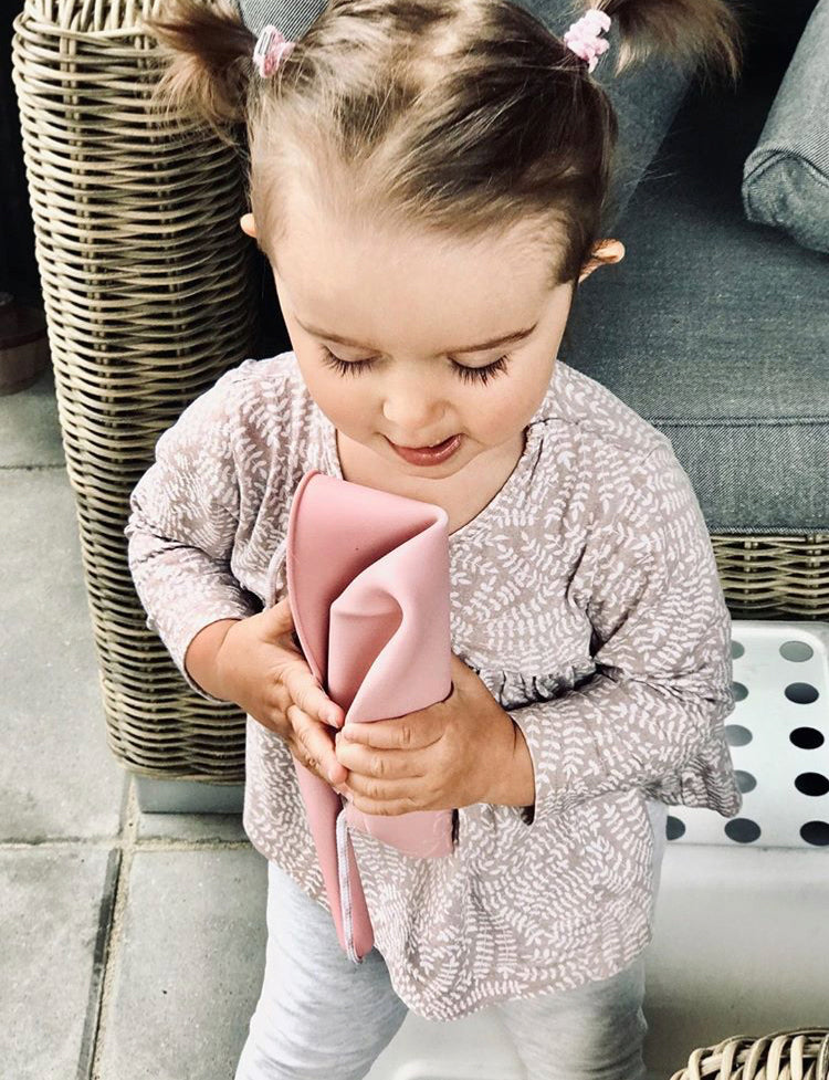 US stockist of Scrunch's dusty rose bucket.  Made from non-toxic, food grade silicone with a rope handle.