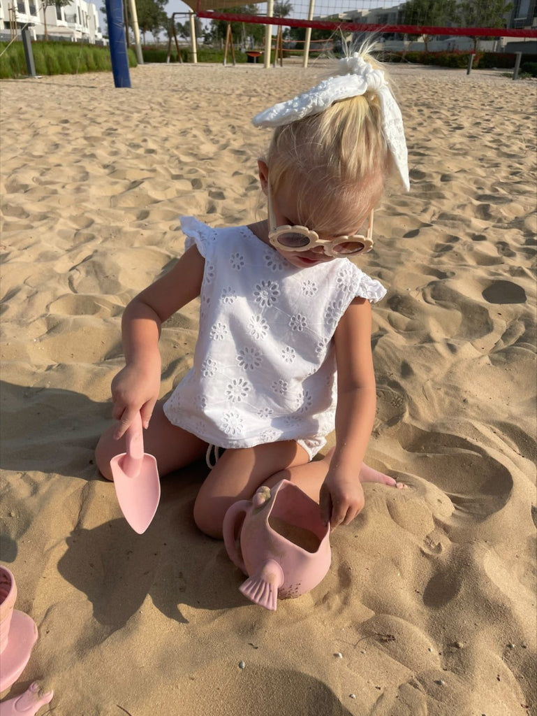 US stockist of Scrunch's silicone beach scoop in Dusty Rose