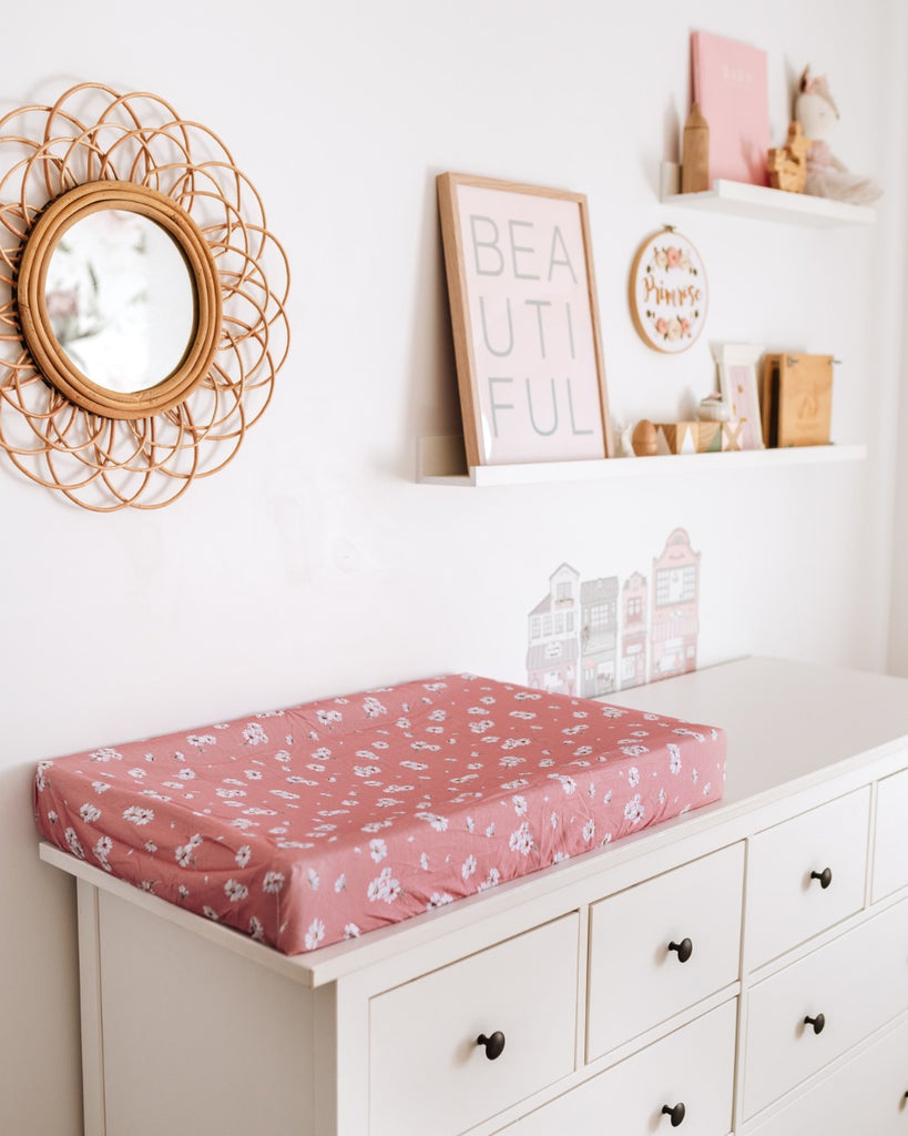 US stockist of Snuggle Hunny Kid's Daisy stretch cotton jersey bassinet sheet. Dusky pink color with white daisy print which can also be used as a changing mat cover.