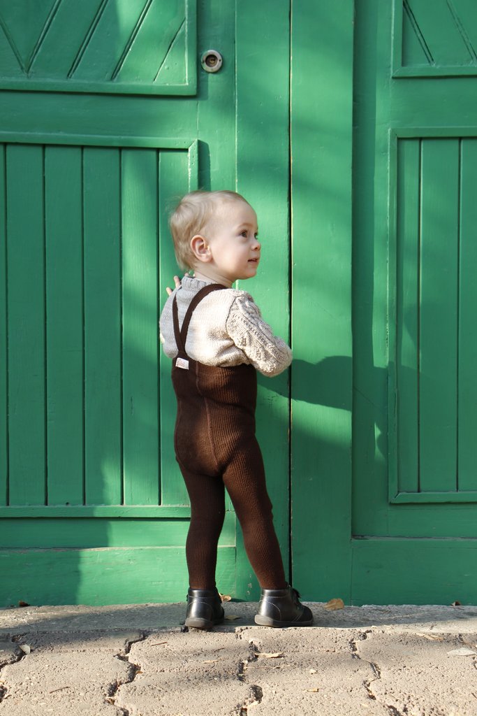 US stockist of Silly Silas gender neutral retro ribbed footed tights in chocolate brown.  Made from 100% cotton and features braces.