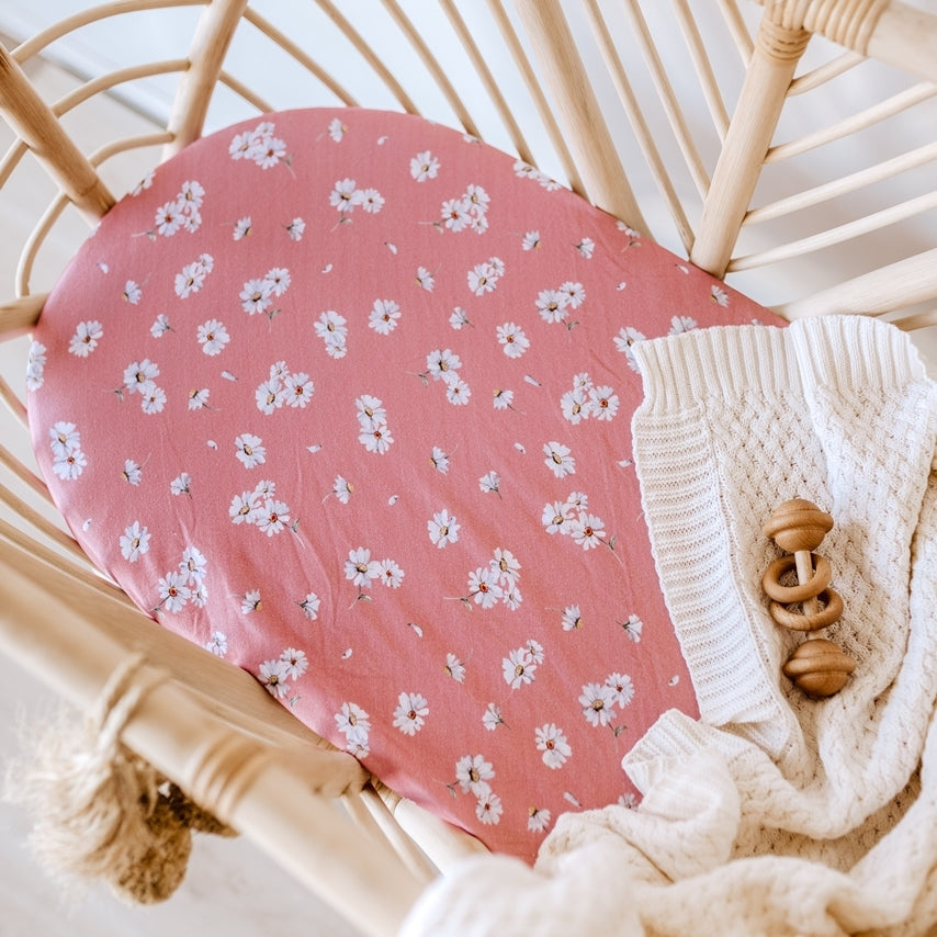 US stockist of Snuggle Hunny Kid's Daisy stretch cotton jersey bassinet sheet. Dusky pink color with white daisy print which can also be used as a changing mat cover.
