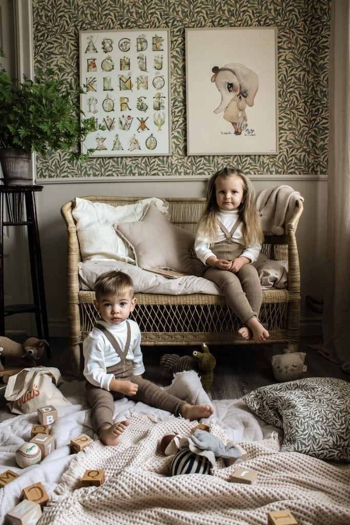 US stockist of Silly Silas gender neutral retro ribbed footless tights in peanut blend.  Made from 100% cotton and featuring braces.