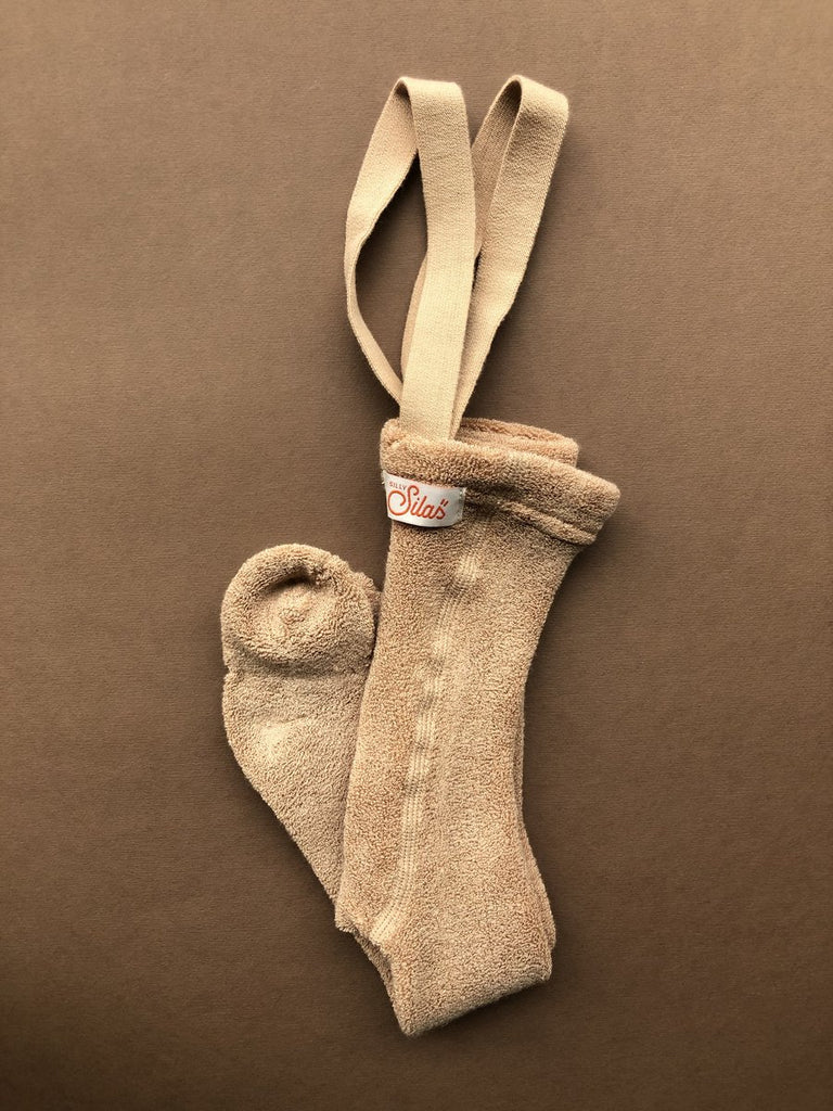 US stockist of Silly Silas' gender neutral, footed Teddy tights in Light Brown.  Made from 100% okeo tex cotton with retro braces.
