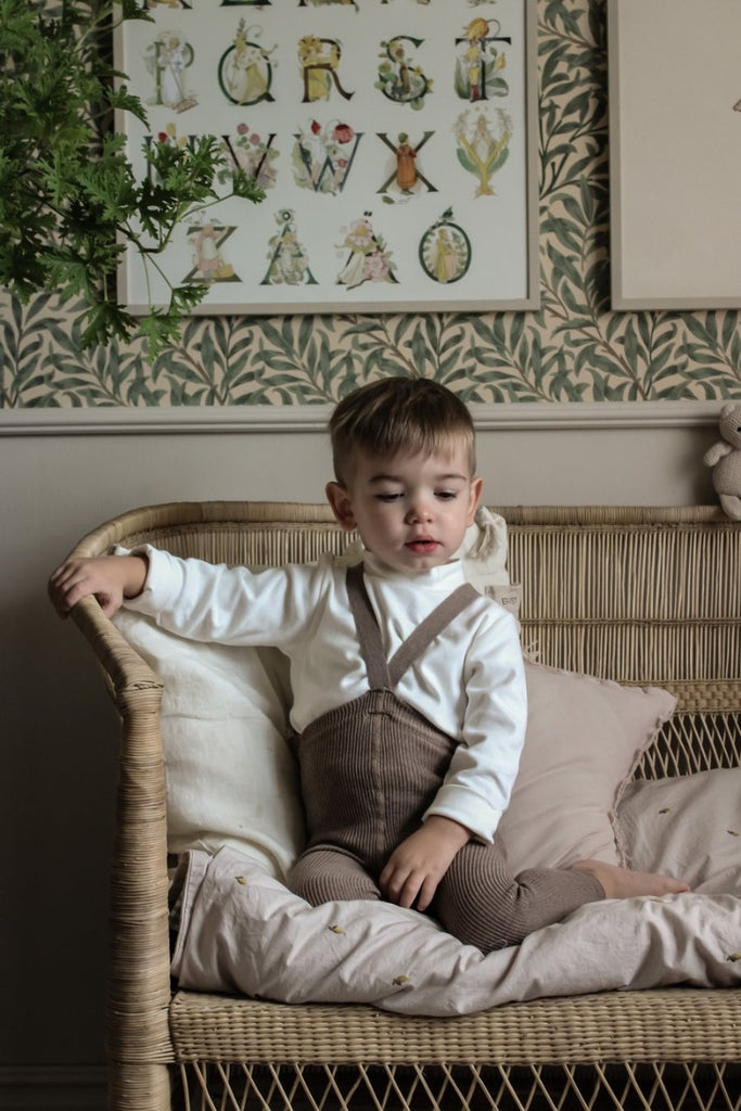 US stockist of Silly Silas gender neutral retro ribbed footless tights in Cacao blend.  Made from 100% cotton and featuring braces.