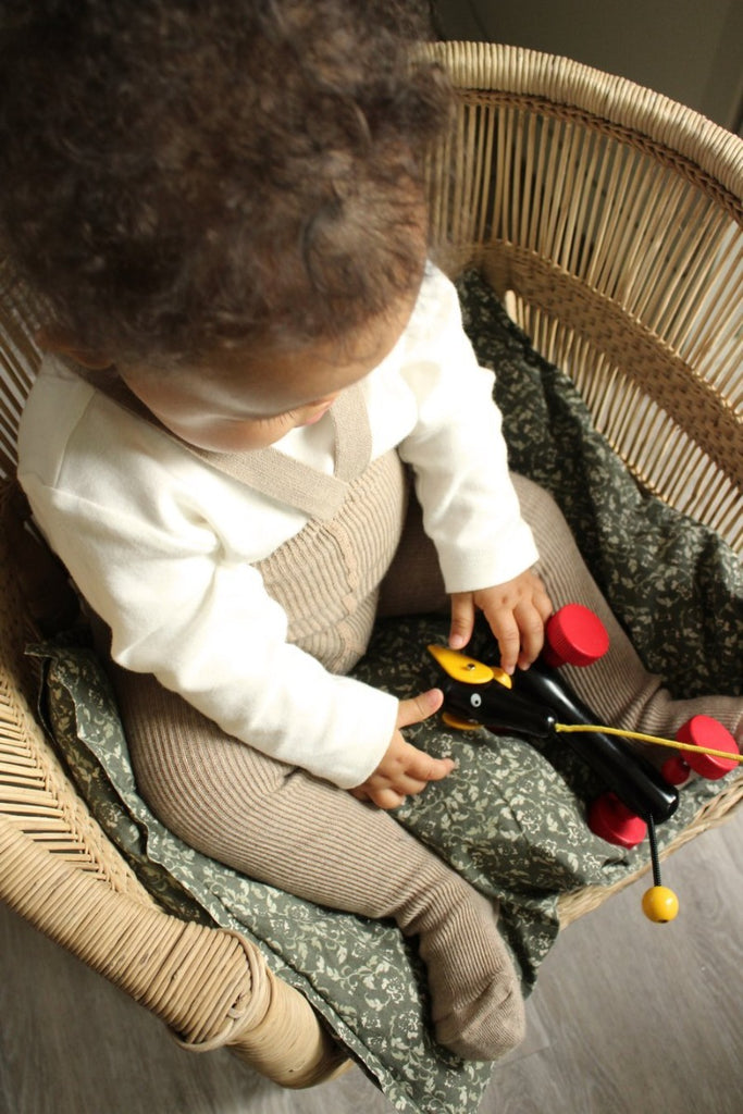 US stockist of Silly Silas gender neutral retro ribbed footed tights in Peanut blend.  Made from 100% cotton and features braces.