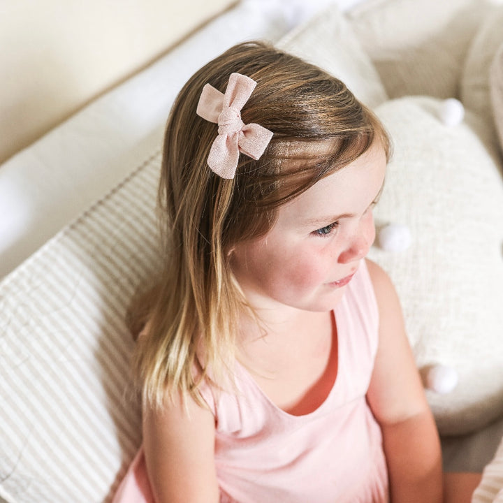 US stockist of Josie Joan's Charlie classic bow clip.  Made from cotton/linen in a shade of soft pink.
