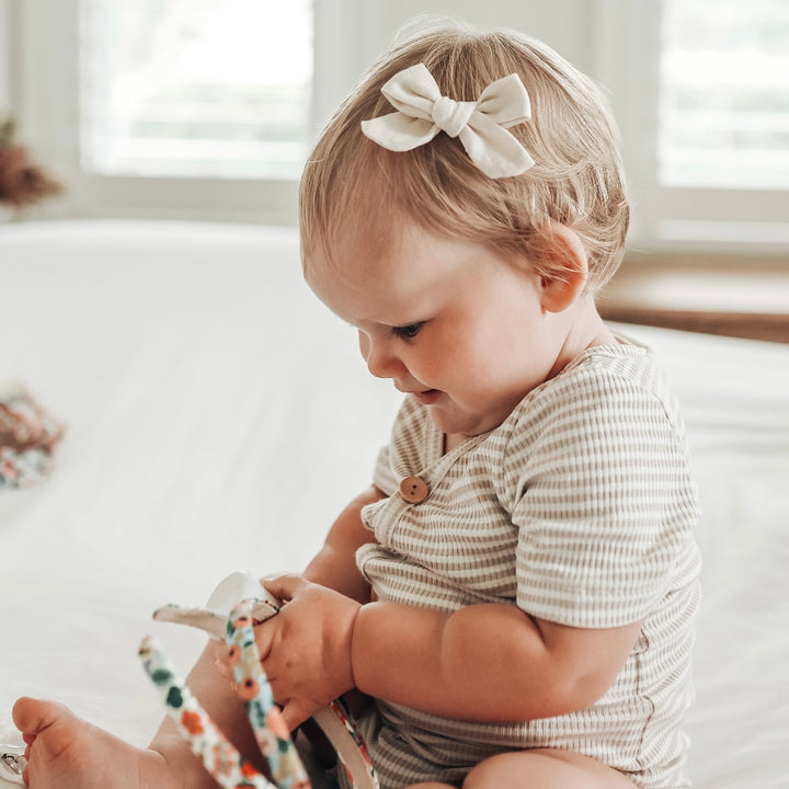 US stockist of Josie Joan's Wendy classic bow clip.  Made from cotton/linen in a neutral off white shade.
