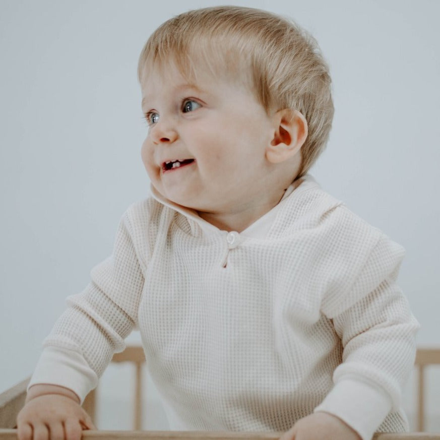 US stockist of Miann & Co's gender neutral jetstream cream baby waffle hooded sweatshirt.  Made from 100% waffle cotton.