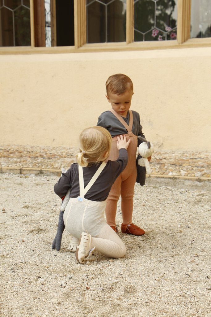 US stockist of Silly Silas gender neutral retro ribbed footed tights in cream blend.  Made from 100% cotton and features braces.