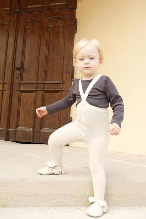 US stockist of Silly Silas gender neutral retro ribbed footed tights in cream blend.  Made from 100% cotton and features braces.