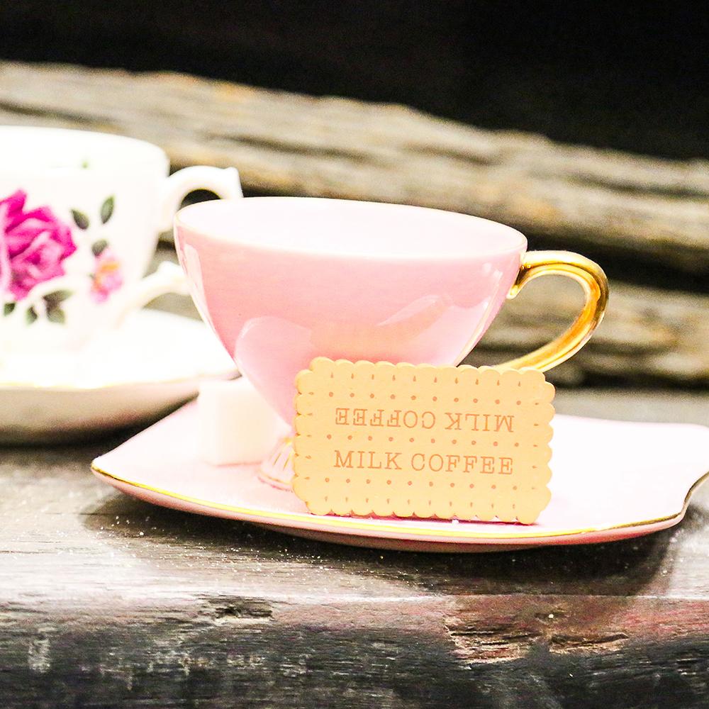 US stockist of Make Me Iconic's Australian Arnott's biscuit tin.  Contains 10pc wooden pretend play biscuits; perfect for tea parties.