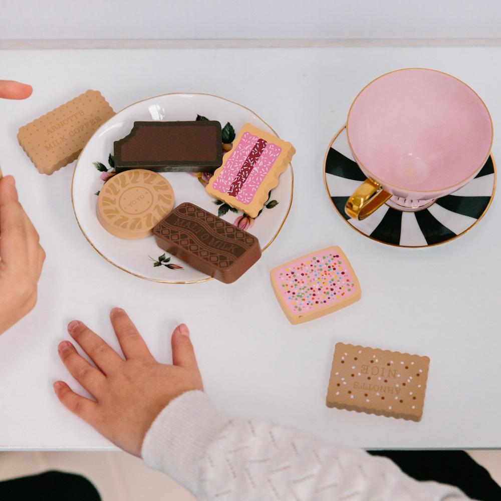 US stockist of Make Me Iconic's Australian Arnott's biscuit tin.  Contains 10pc wooden pretend play biscuits; perfect for tea parties.