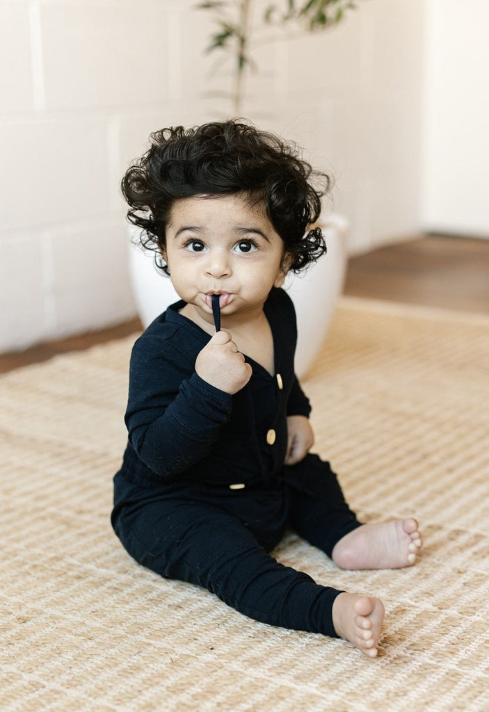 US stockist of Two Darling's gender neutral, midnight blue bamboo/cotton harem pants.  Features a functional drawstring.