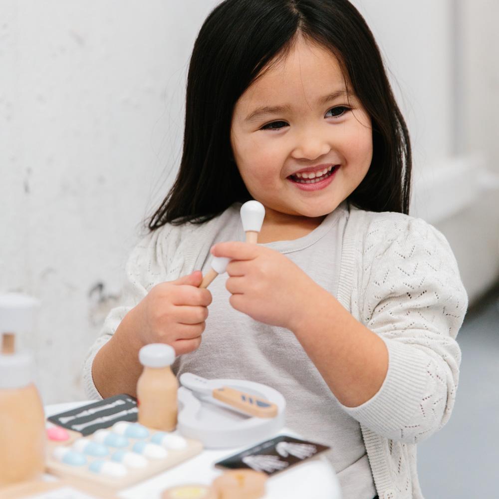 US stockist of Make Me Iconic's 14 piece wooden pretend play surgeon kit.  Contains xrays, scalpel, plasma bag, mask and more.
