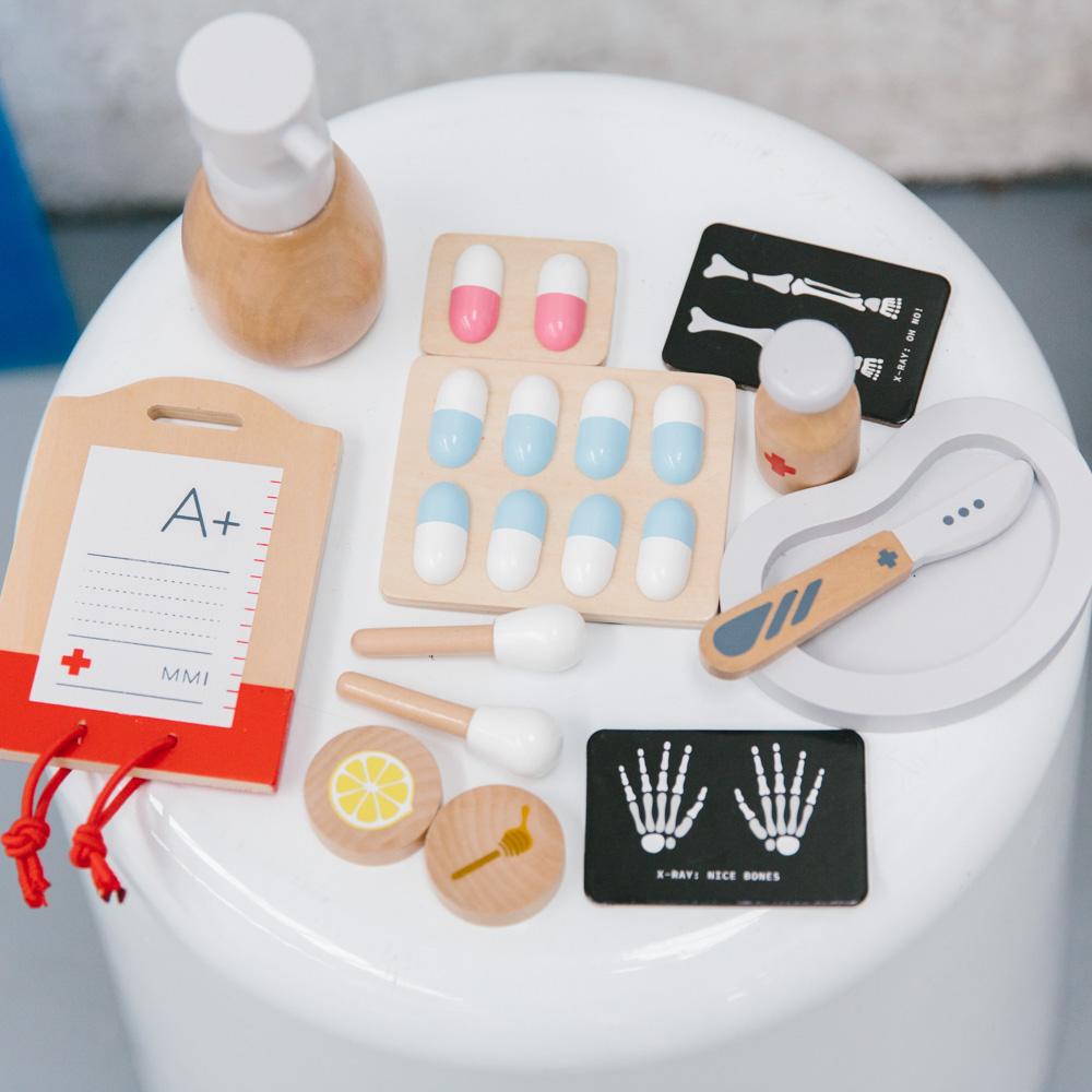 US stockist of Make Me Iconic's 14 piece wooden pretend play surgeon kit.  Contains xrays, scalpel, plasma bag, mask and more.