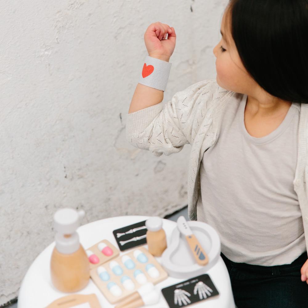 US stockist of Make Me Iconic's 14 piece wooden pretend play surgeon kit.  Contains xrays, scalpel, plasma bag, mask and more.
