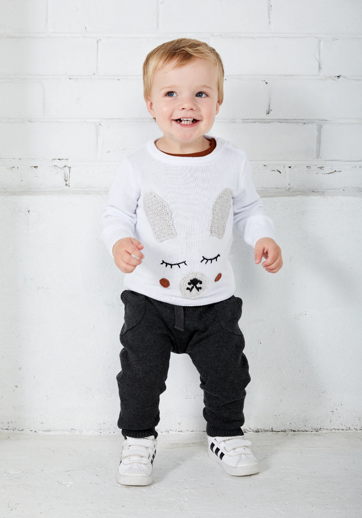 US stockist of Miann & Co's gender neutral charcoal baby knit pants. Made from 100% cotton with functional drawstring, pockets and ribbed cuffs.