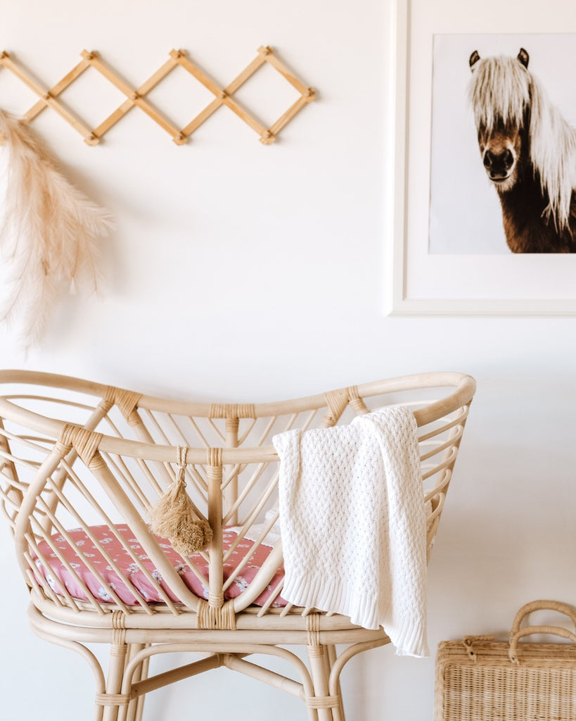 US stockist of Snuggle Hunny Kid's Daisy stretch cotton jersey bassinet sheet. Dusky pink color with white daisy print which can also be used as a changing mat cover.