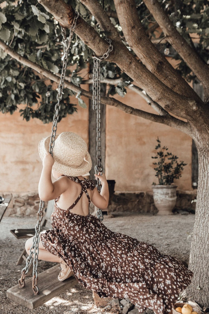 US stockist of Fini the Label's vintage French style straw hat.  Made from raffia straw with a wide bell shaped brim and a trimmed natural ribbon beget chin strap.